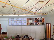 Foto des Werksaals mit Deckenbespannung aus Wolle und Holz und Akustikpaneelen an der Rückwand